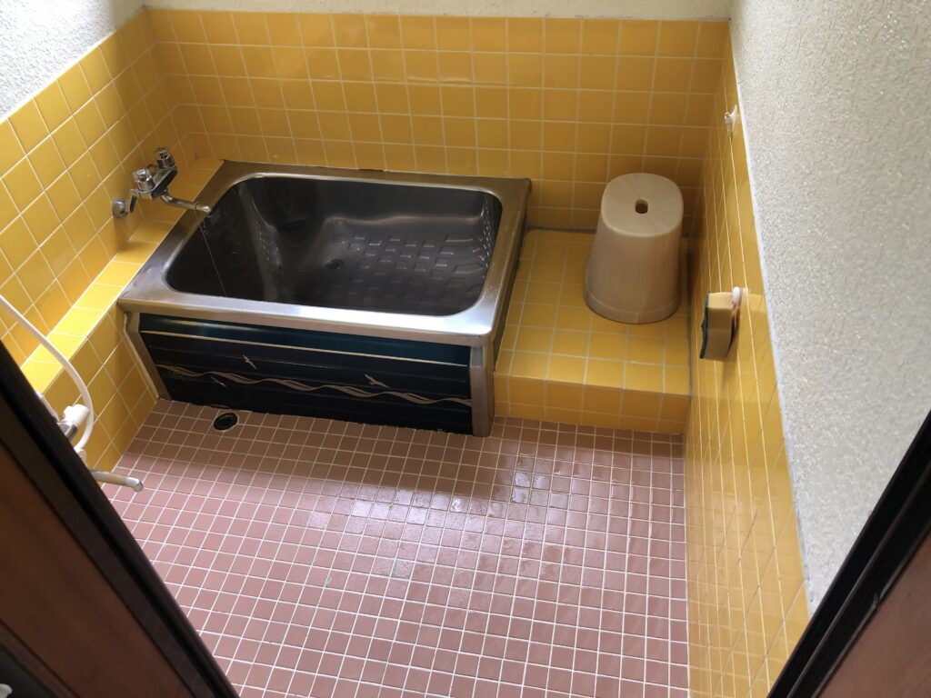 タイル貼りの壁とステンレス浴槽で、冬は冷たく掃除も大変。特に入浴時の寒さが家族での悩みでした。