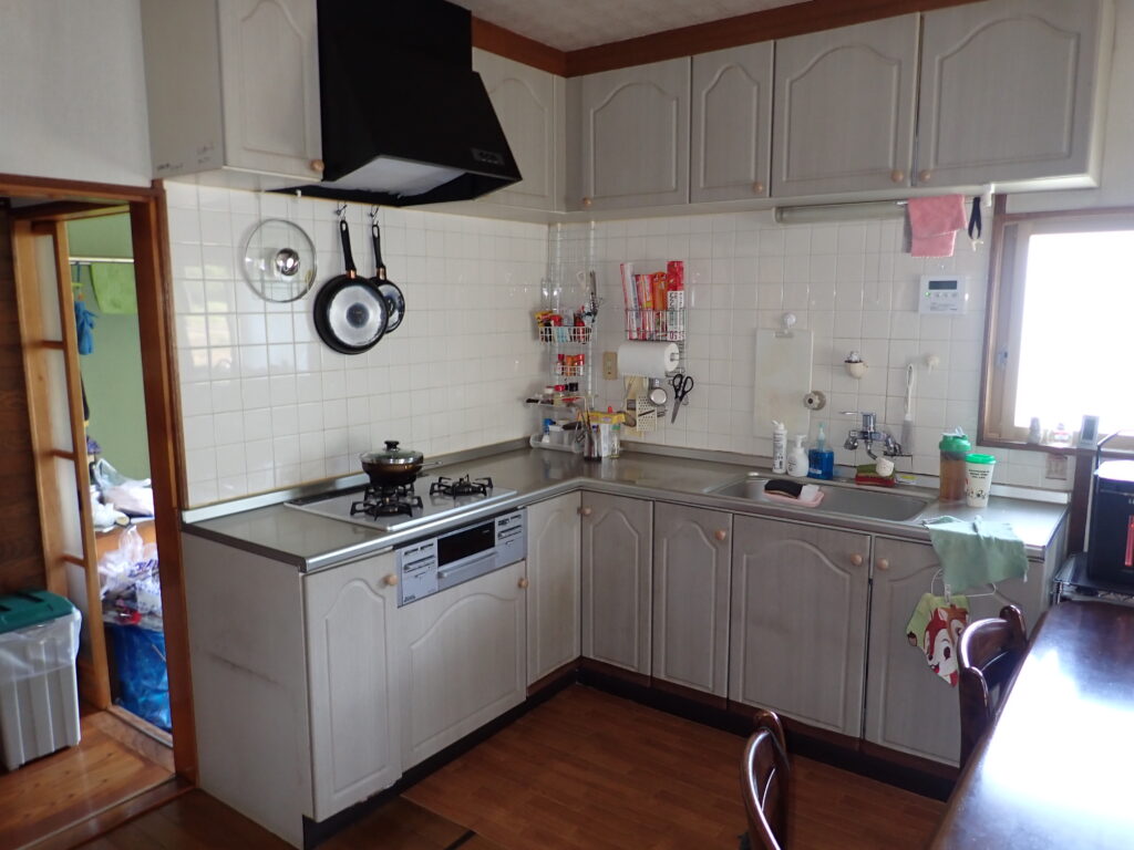 長年使用してきたので経年劣化が目立ち、収納も不足しており、家事に負担を感じるキッチンになっていました。