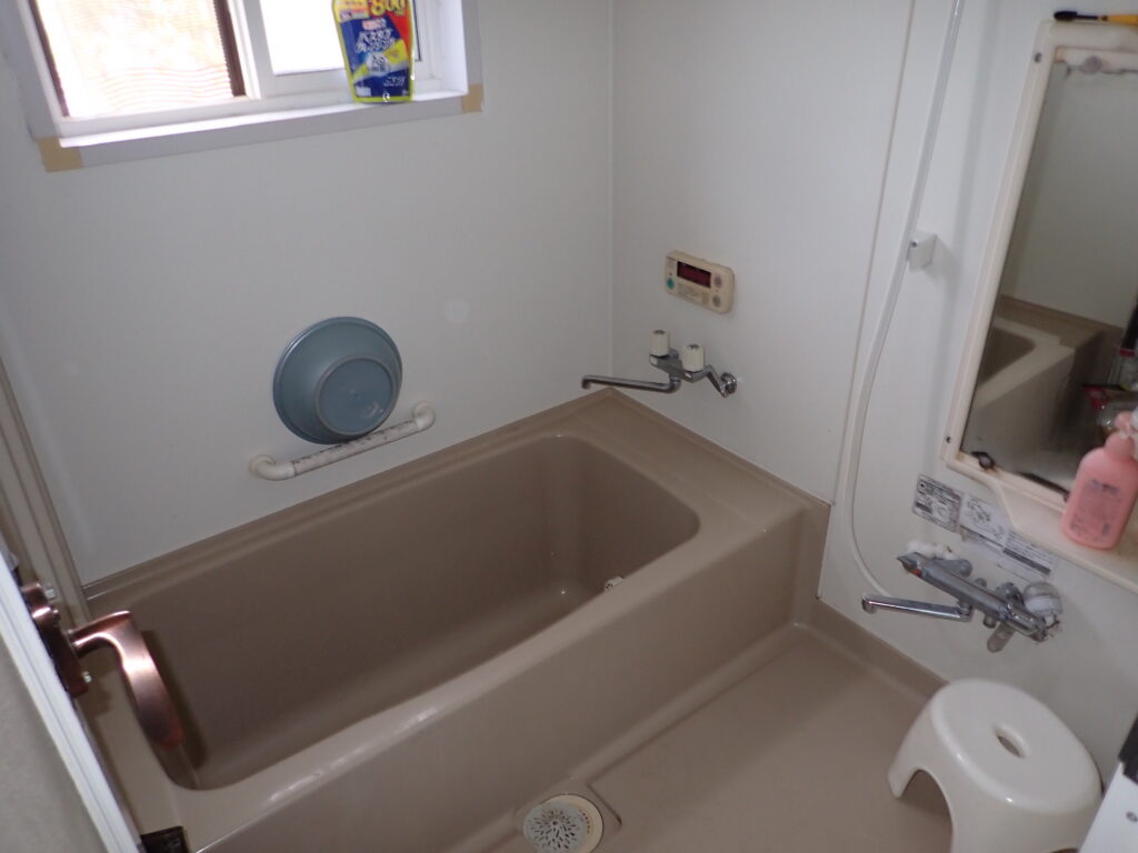 壁や床に経年の汚れが目立ち、寒さや掃除のしにくさも大きな悩みでした。毎日の入浴をもっと快適にしたいと考えていました。