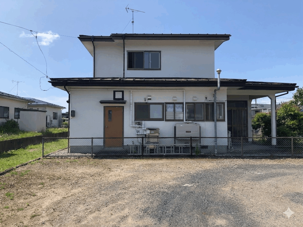 今回のリフォーム対象であるお住まいの外観です。こちらに設置されていた勝手口や窓の配置を見直すことで、断熱性能を高め、室内環境を劇的に改善するリフォームを行いました。