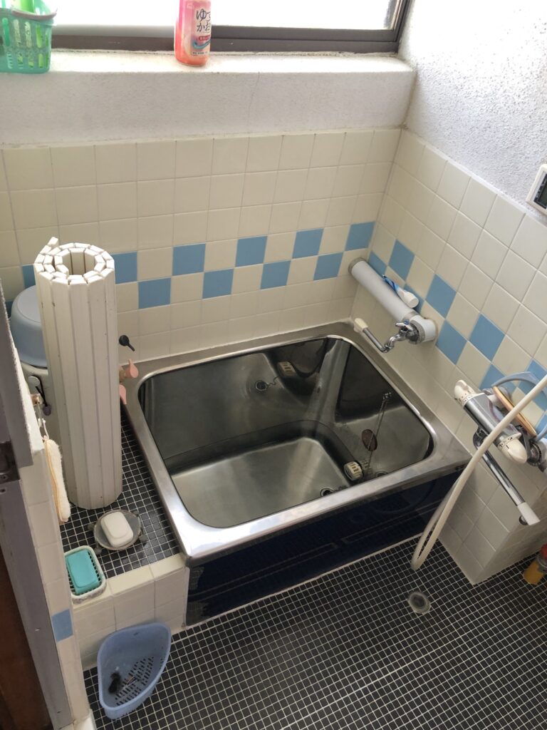 以前のタイル張りのお風呂です。
冬場冷え込みが厳しく、浴槽もコンパクトだったため、ゆっくりと足を伸ばして温まることが難しい環境でした。