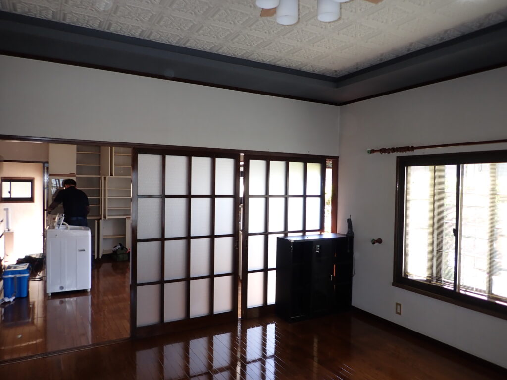 リビングと隣接する部屋がガラス戸で区切られており、完全に閉め切るか、開けっ放しにするかの二択でした。