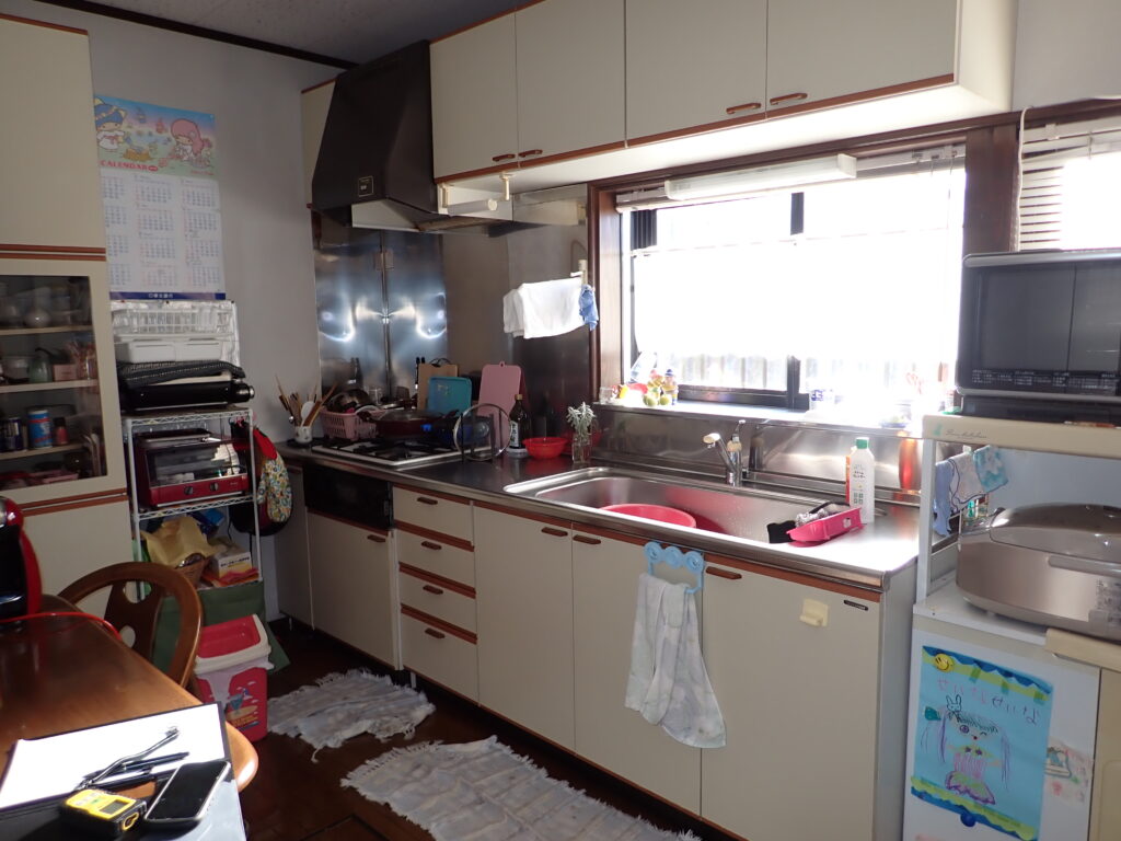 長年使用されてきた壁付けキッチン。物があふれやすく、作業スペースの確保に苦労されていました。